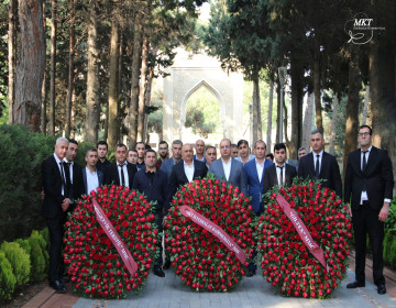 “MKT İstehsalat Kommersiya” MMC kollektivi Heydər Əliyevin anadan olmasının 100-cü ildönümü münasibətlə Fəxri xiyabanda Heydər Əliyevin məzarını ziyarət edib