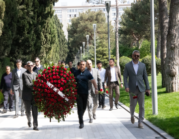 “MKT İstehsalat Kommersiya” MMC kollektivi Heydər Əliyevin məzarını ziyarət edib.